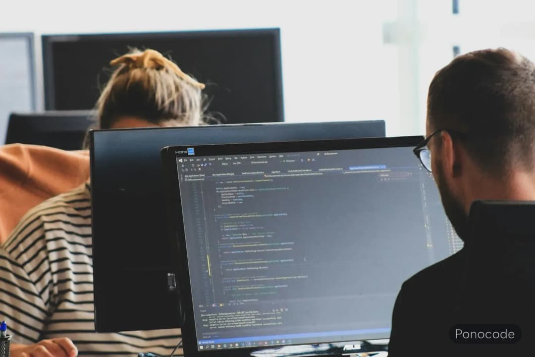 برنامه‌نویس در حال توسعه نرم‌افزار تحت وب روی مانیتور