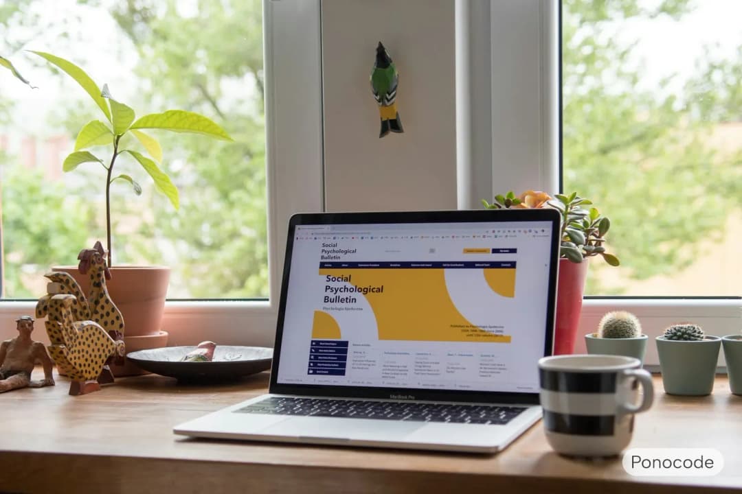 نمایش سایت شرکتی روی لپ‌تاپ روی میز کار