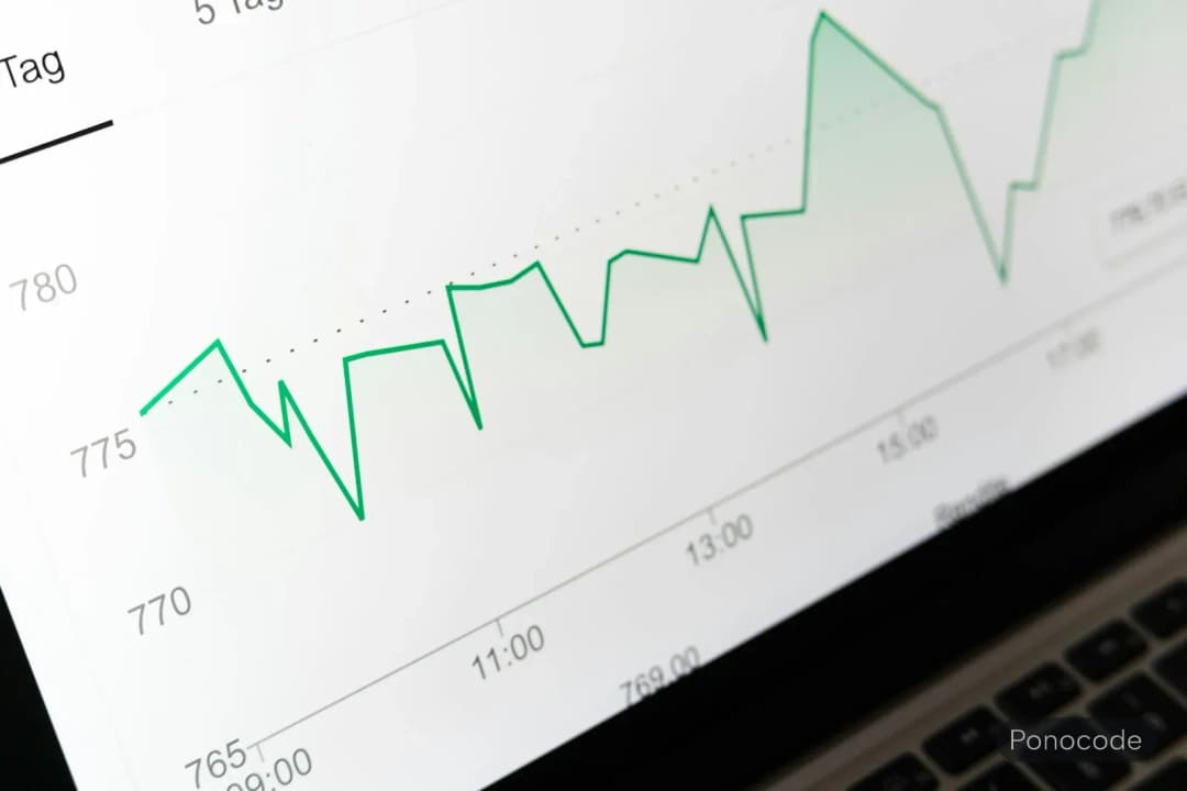 نمودار رشد روی لپتاپ؛ شاخصهای کلیدی پس از ساخت SaaS