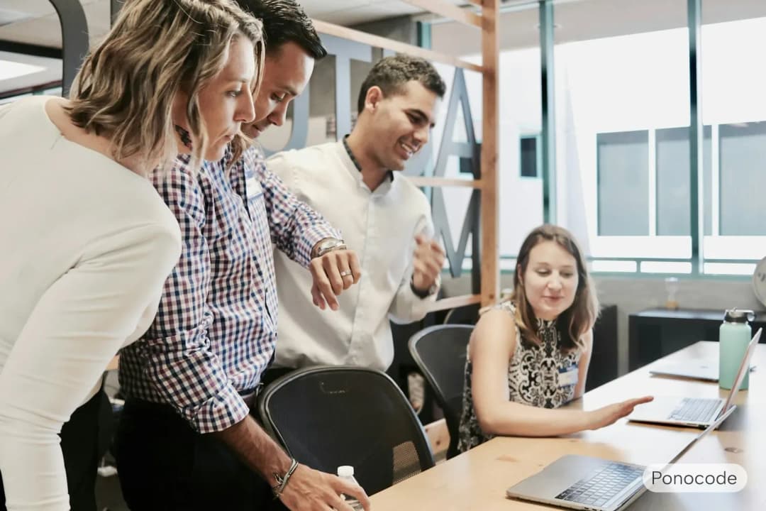 جلسه تیم برای تصمیمگیری درباره CRM آماده یا اختصاصی